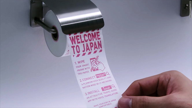 Loại giấy vệ sinh đặc biệt dành cho điện thoại ở sân bay Narita, Nhật Bản - Ảnh: CNN/