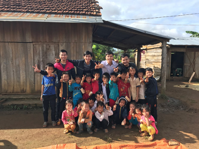 Các tình nguyện viên Ngàn Hạc Giấy quyết tâm xây nhà nội trú cho học sinh ở Trường tiểu học Trần Bội Cơ, ngay nơi các bạn đang đứng chụp ảnh - Ảnh: NGỌC TUYỀN