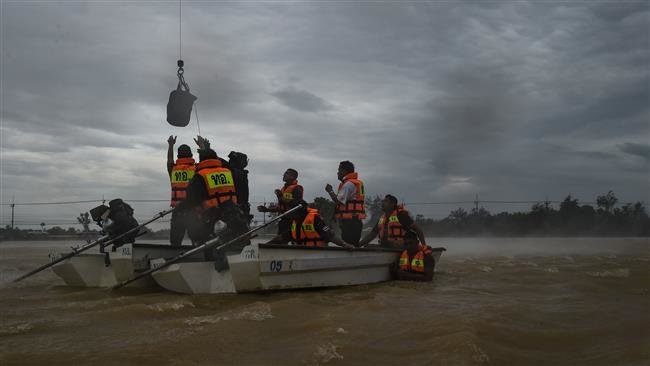 Binh sĩ Thái Lan tham gia cứu hộ cứu trợ ở tỉnh Surat Thani ngày 10-1 - Ảnh: AFP