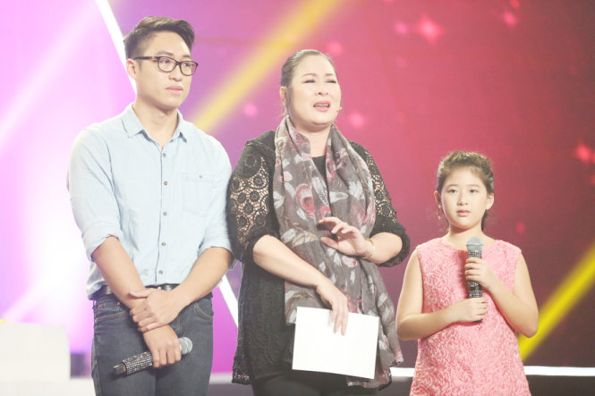 NSND Hồng Vân và con trai Khôi Nguyên, con gái Bí Ngô trên sân khấu