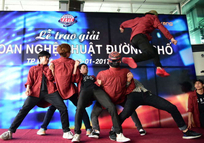 Nhóm nhảy Sài Gòn Flavor với tiết mục nhảy break-dance đoạt giải ba liên hoan - Ảnh: HỮU THUẬN