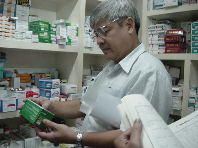 Thanh tra Bộ Y tế kiểm tra một nhà thuốc tại TP.HCM - Ảnh: L.TH.HÀ