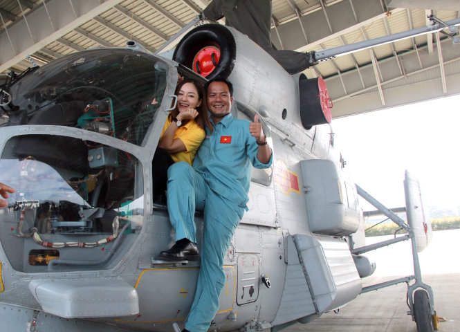 Đại úy Chu Văn Dương – biên đội trưởng phi đội chống ngầm (KA28) và diễn viên Lan Phương chụp hình lưu niệm trên chiếc máy bay săn tàu ngầm của đơn vị - Ảnh: TRUNG TÂN