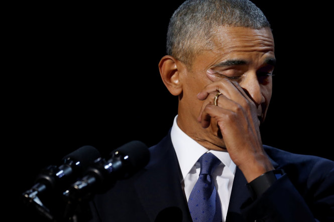 Tổng thống Obama trào nước mắt khi cảm ơn vợ - Ảnh: Reuters