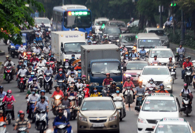 Xe tải lưu thông trên đường Trần Quốc Hoàn, Q.Tân Bình, TP.HCM vào giờ cao điểm - Ảnh: HỮU KHOA
