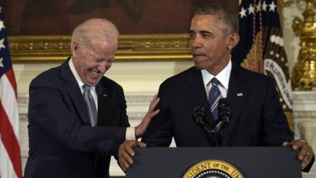 Khoảnh khắc thân mật giữa hai nhà lãnh đạo cao nhất của nước Mỹ trong lễ trao tặng Huân chương tự do của tổng thống cho ông Joe Biden - Ảnh: AP