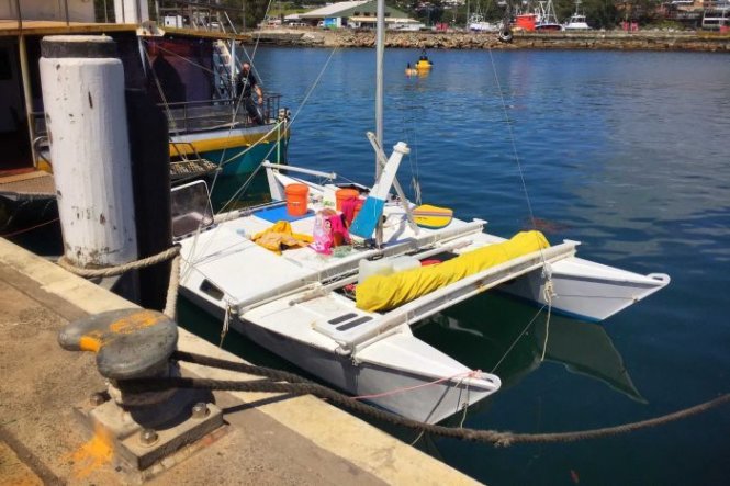Chiếc thuyền bị bão đánh hỏng bánh lái của hai cha con người New Zealand đậu cạnh những chiếc tàu khác ở cảng Ulladulla - Ảnh: ABC (Úc)