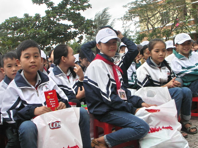 Niềm vui nhận quà “Tết yêu thương” của các em học sinh ở huyện Quảng Ninh, Quảng Bình - Ảnh: Lam Giang
