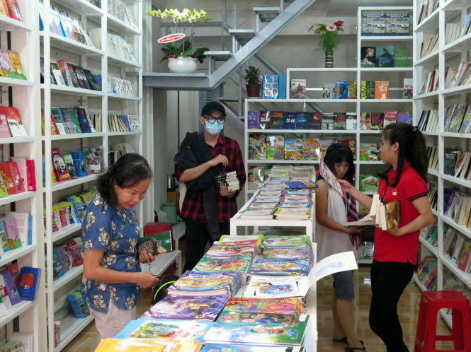 Chọn sách tại trung tâm sách cũ của Nhà xuất bản Trẻ - Ảnh: L.Điền