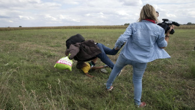 Petra Laszlo bị bắt gặp ngáng chân một người tị nạn đang bế con nhỏ - Ảnh: Reuters