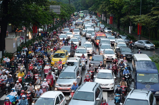 Kẹt xe trên đường Trần Quốc Hoàn, hướng từ sân bay Tân Sơn Nhất ra - Ảnh: TỰ TRUNG