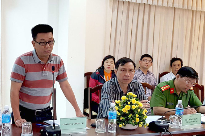 Ông Nguyễn Thanh Tùng - trợ lý tổng giám đốc Công ty CP Foodtech - trả lời các câu hỏi của báo chí về vụ tai nạn - Ảnh: DUY THANH