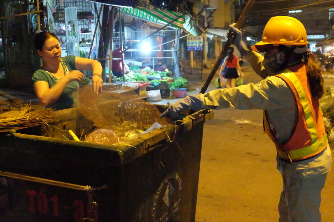 Mỗi ca làm rác kéo dài 5-6 tiếng liền, chị Hồng Thị Kim Được làm không ngơi nghỉ cho đến khi con đường, khu chợ do chị đảm nhận sạch sẽ, tươm tất. Những công nhân làm rác đều cần mẫn, tận tụy như vậy - Ảnh: VŨ THỦY