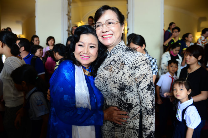 Bà Nguyễn Thị Quyết Tâm - Chủ tịch HĐND TP.HCM gửi lời cảm ơn và chúc mừng đến NSND Kim Cương - Ảnh: DUYÊN PHAN