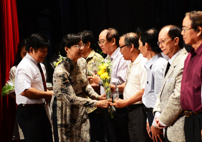 Bà Nguyễn Thị Quyết Tâm – Chủ tịch hội đồng Nhân dân TP.HCM trao quà cho các nghệ sĩ - Ảnh: DUYÊN PHAN