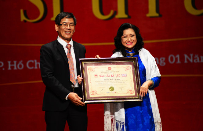 Hội Kỉ lục gia Việt Nam xác lập kỉ lục cho NSND Kim Cương - Ảnh: DUYÊN PHAN