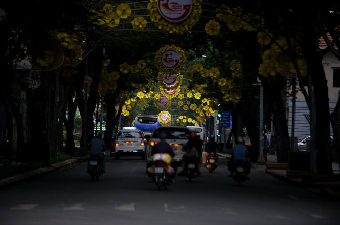 Bóng tối bao trùm trên đường Đồng Khởi lúc 7 giờ sáng Ảnh: HỮU KHOA