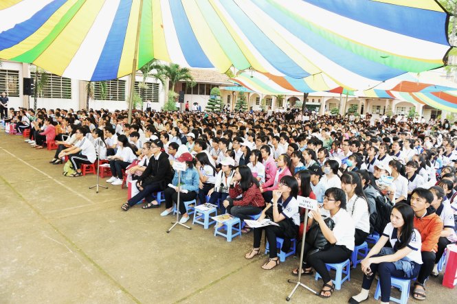 Ảnh: Gần 3 nghìn học sinh của 12 trường THPT ở tỉnh Đồng Nai tham gia chương trình tư vấn tuyển sinh - hướng nghiệp tại trường THPT Long Khánh - Ảnh: HỮU Khoa