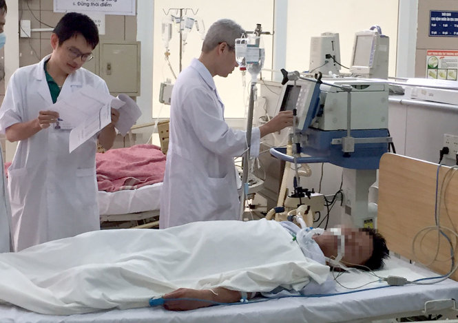 Các bác sĩ Trung tâm chống độc Bệnh viện Bạch Mai (Hà Nội) đang cấp cứu cho một bệnh nhân bị ngộ độc rượu - Ảnh: L.ANH