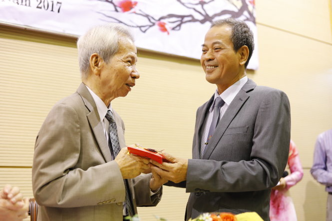 GS Trần Hữu Tá (trái) nhận sự tri ân của các thế hệ học trò - Ảnh: VIẾT THỊNH