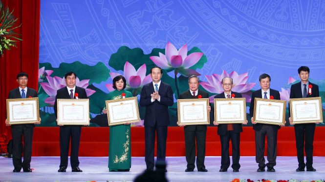 Chủ tịch nước Trần Đại Quang trao tặng Giải thưởng Nhà nước về Khoa học và Công nghệ cho các nhà khoa học