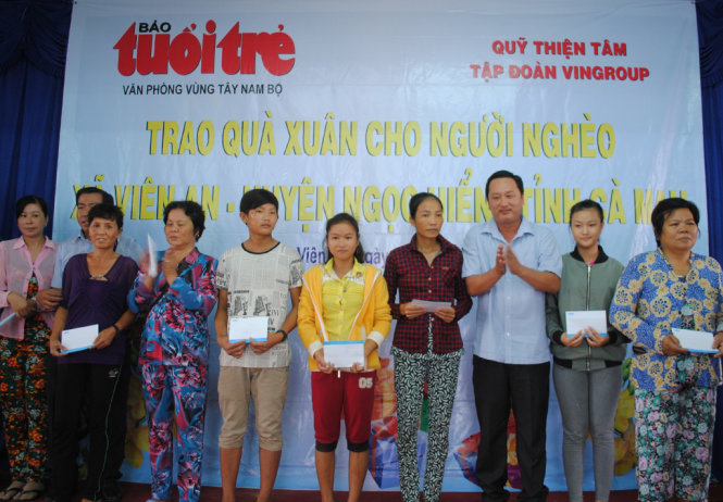 Văn phòng báo Tuổi Trẻ vùng Tây Nam Bộ kết hợp với quỹ Thiện Tâm (Tập đoàn Vingroup) trao 502 suất quà xuân cho người nghèo xã Viên An