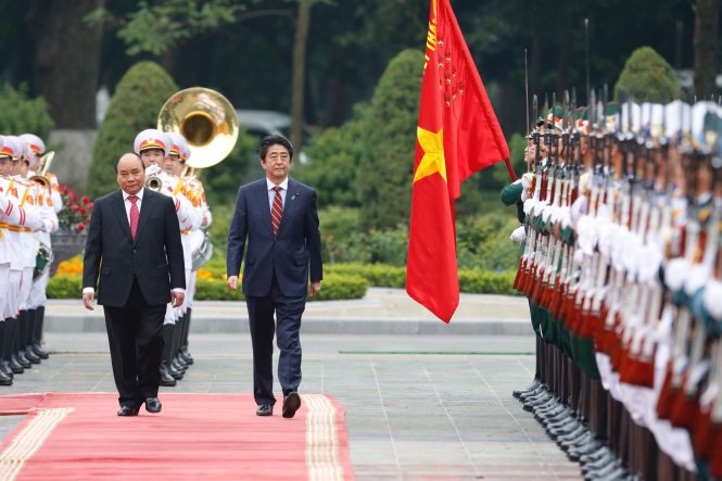 Thủ tướng Nguyễn Xuân Phúc và Thủ tướng Shinzo Abe cùng duyệt đội danh dự tại lễ đón ở Phủ Chủ tịch ngày 16-1  - Ảnh: Việt Dũng