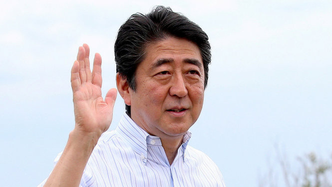 Thủ tướng Nhật  Shinzo Abe tại cảng Sydney ngày 14-1 - Ảnh: Reuters