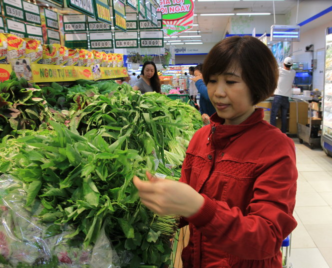Người dân Tp.HCM sắp có thêm nguồn rau có thể truy xuất nguồn gốc. Trong ảnh: Người dân mua rau tại một siêu thị. Ảnh: V.TR