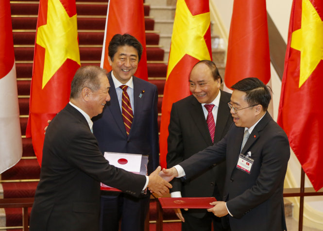 Thủ tướng Nguyễn Xuân Phúc và Thủ tướng Shinzo Abe chứng kiến lễ ký kết văn kiện hợp tác giữa hai nước tại Hà Nội chiều 16-1 - Ảnh: Việt Dũng