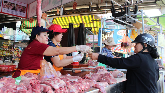Tiểu thương bán thịt heo có truy xuất nguồn gốc đầu tiên tại chợ Thủ Dầu Một, Bình Dương - ẢNH: ĐÌNH TRỌNG