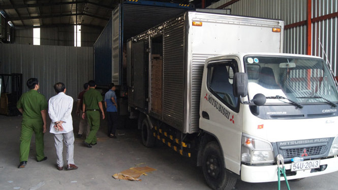 Lực lượng chức năng kiểm tra xe tải đang lấy hàng từ container - ẢNH: B.S.