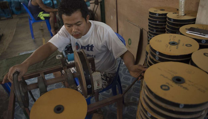 Công nhân làm việc tại xưởng in 3D ở Myanmar - Ảnh: AFP