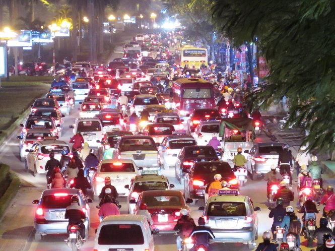 Kẹt xe tại đường Trần Duy Hưng (Q.Cầu Giấy, Hà Nội) chiều tối 16-1-Ảnh: Q.THẾ