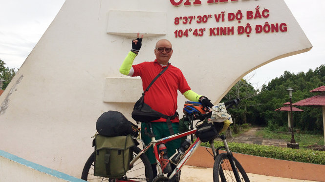 Ông Phạm Ngọc Tiến trong chuyến đi xuyên Việt bằng xe đạp - Ảnh: TGCC