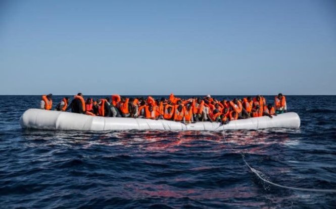 Một nhóm người di cư được tàu tuần tra châu Âu tìm thấy và giải cứu ngoài khơi châu Âu hôm 12-1-2017 - Ảnh: AP