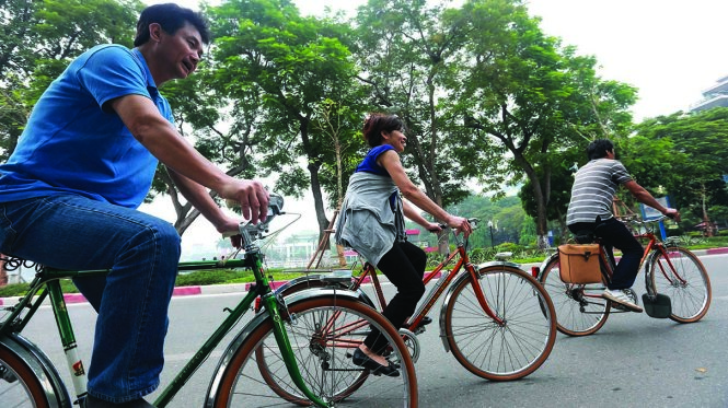 Ông Hải (áo xanh) đạp xe
