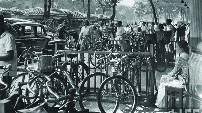 Một bãi giữ xe đạp ở Sài Gòn cuối thập niên 1950 (ảnh: báo Life)
