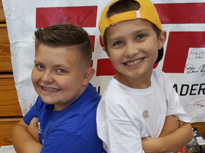 Brady Kahle (trái) chụp hình cùng Landen Palatino - người bạn 9 tuổi được bác sĩ chẩn đoán có khối u ở não vào đầu năm 2016 - Nguồn: ABC News