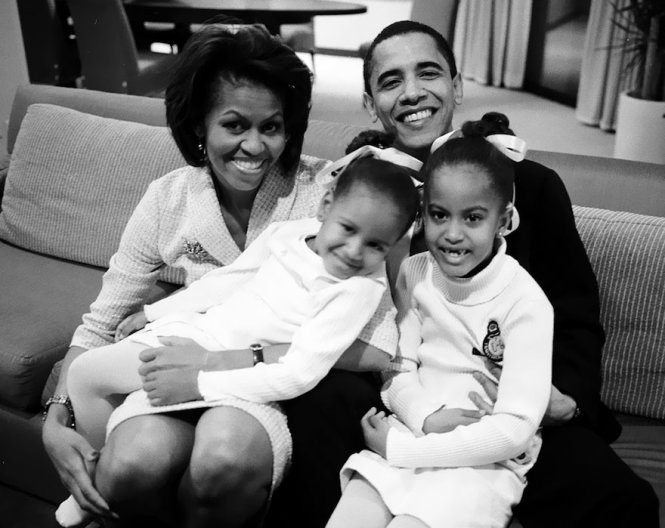 Bức ảnh cũ chụp cả 4 thành viên của gia đình Obama năm 2004 được bà Michelle chia sẻ lên mạng sau khi tổng thống Barack Obama phát biểu từ biệt trước khi rời Nhà Trắng