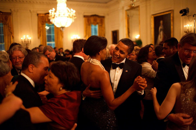 Ông Obama cùng vợ khiêu vũ tại một sự kiện năm 2009