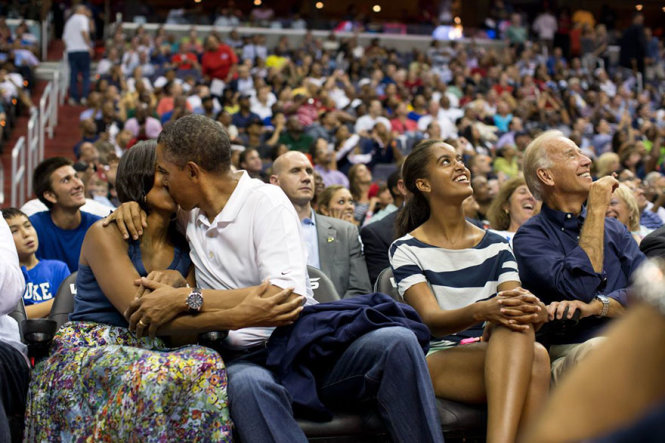 Ông Obama hôn vợ trên khán đài ở Washington hôm 16-7-2012