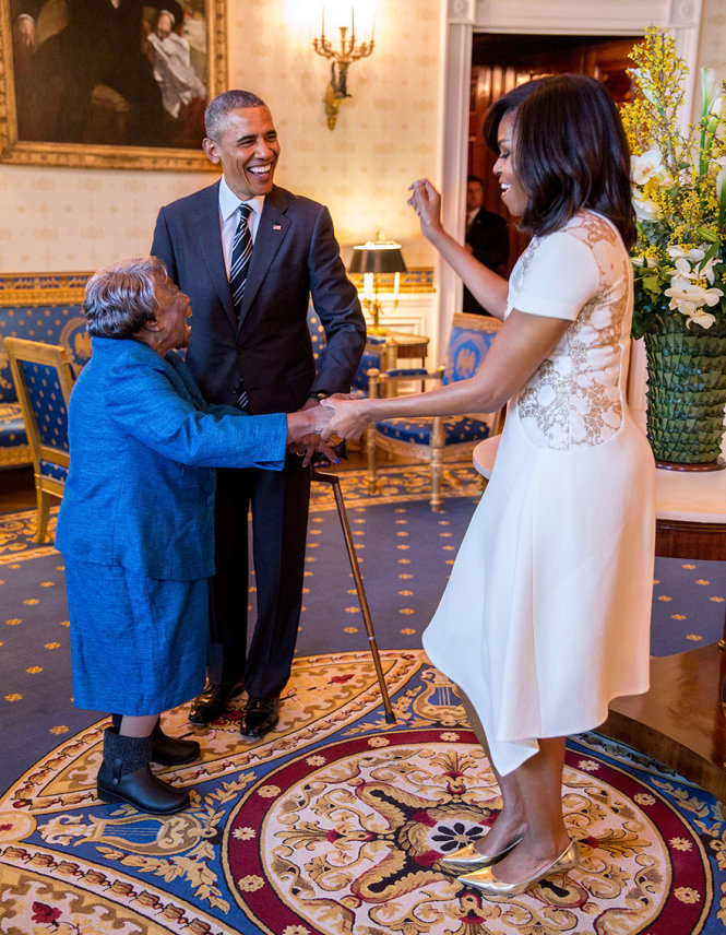 Ông Obama nhìn vợ nhảy với cụ bà 106 tuổi đến từ Virginia