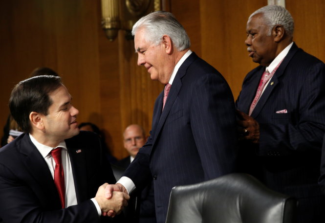 Ông Rex Tillerson (giữa) bắt tay TNS Marco Rubio (trái) khi đến điều trần tại Thượng viện ngày 11-1 ở Washington - Ảnh: Reuters