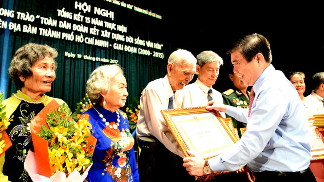 Chủ tịch UBND TP.HCM Nguyễn Thành Phong tặng bằng khen cho các gia đình có thành tích đoáng góp xuất sắc cho phong trào tại Hội nghị 15 năm thực hiện phong trào 