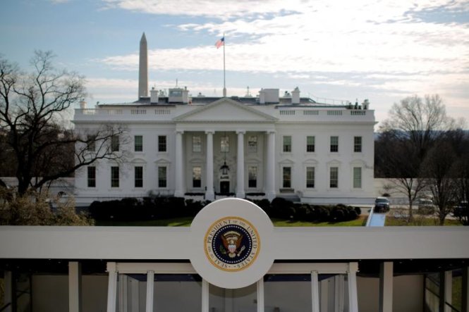 Nhà Trắng nhìn từ bên ngoài trong giai đoạn chuẩn bị cho lễ tuyên thệ của ông Trump - Ảnh: Reuters