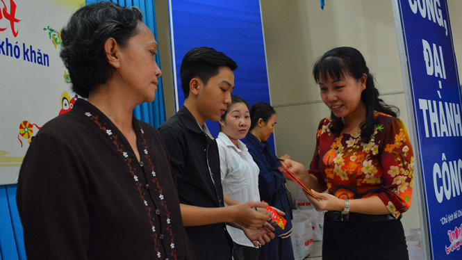 Đại diện UBND phường Tân Sơn Nhì trao quà cho các hộ nghèo - Ảnh: LĨNH HỒNG