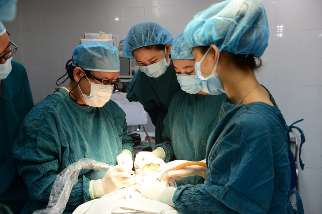 Ca phẫu thuật bệnh không răng bẩm sinh - Ảnh: Quang Định