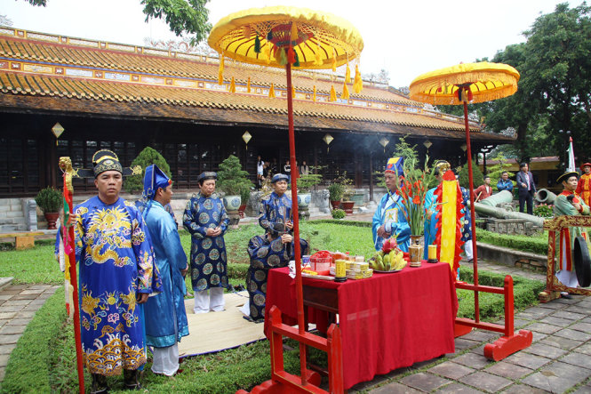Lễ dựng nêu được cử hành tại sân của điện Long An (nay là Bảo tàng cổ vật cung đình Huế)