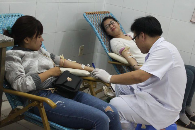 Hai tình nguyện viên tham gia hiến máu cứu người từ lời kêu gọi của CLB - Ảnh: VÕ HỒNG TRUNG